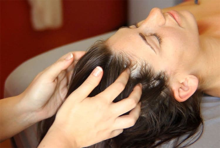 Massage da đầu kích thích quá trình mọc tóc